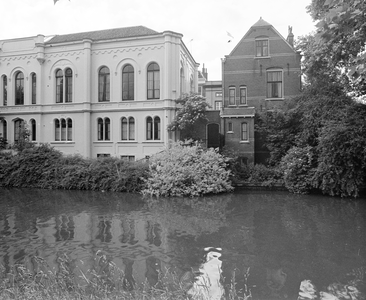 884929 Gezicht over de Stadsbuitengracht te Utrecht ter hoogte van de Weerdsingel O.Z. te Utrecht op de achtergevels ...